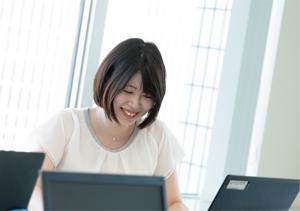 Biz CAMPUS Basicについては、原則研修会場での受講をさせています。Biz CAMPUS Onlineについては、遠方の拠点勤務者だけが視聴できる仕組みにしています。