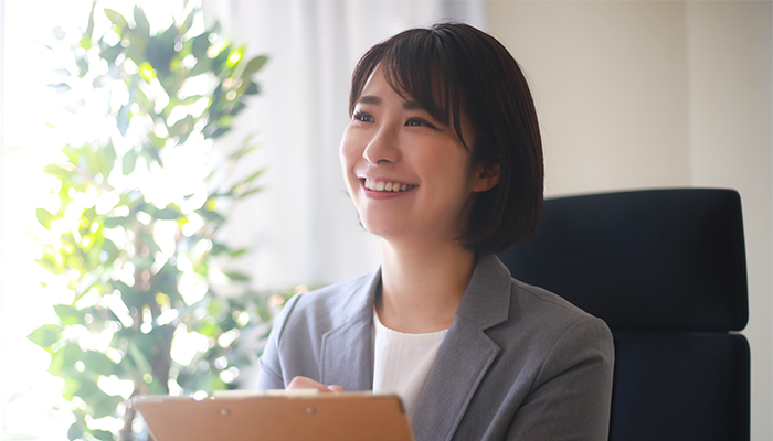 自己肯定感とは？高い人・低い人の特徴と高める方法、仕事への影響をわかりやすく解説