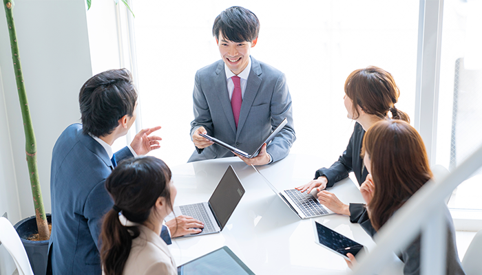 リフレクションとは?意味と使い方、理論的背景、振り返りの実践手順