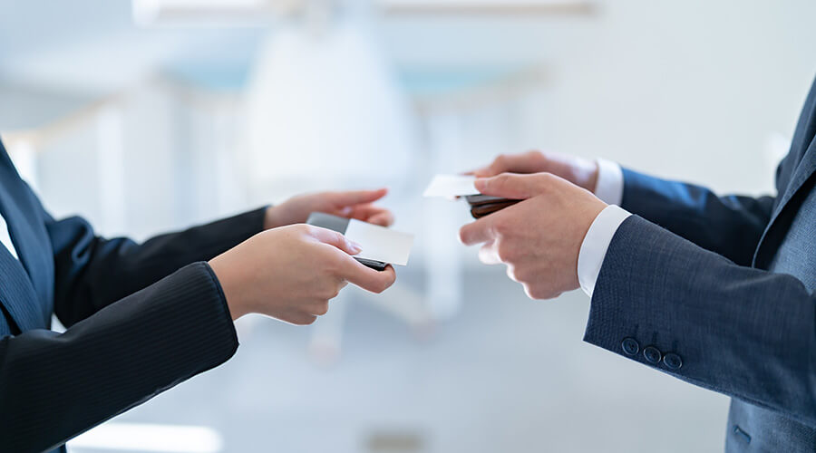 ビジネスマナーとは？基本5原則から実践一覧・研修方法まで解説